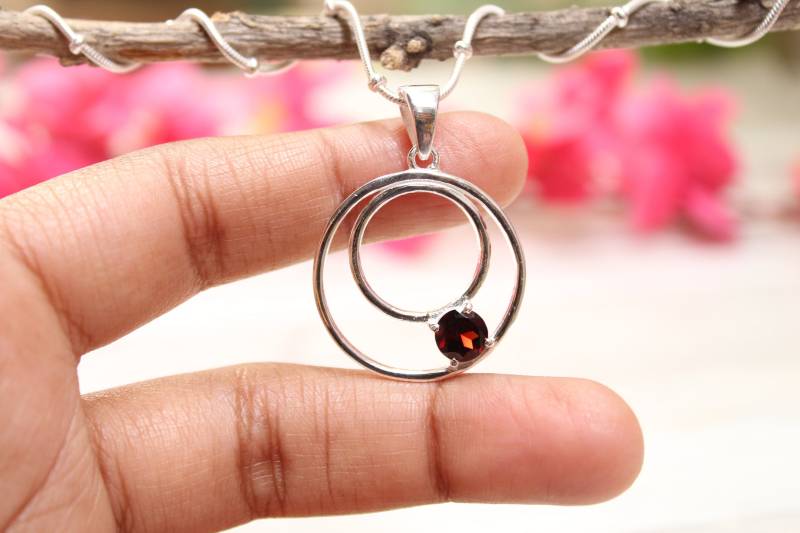 Natürlicher Granat Anhänger 925 Sterling Silber Doppelkreis, Januar Geburtsstein von PoonamArtsNJewels