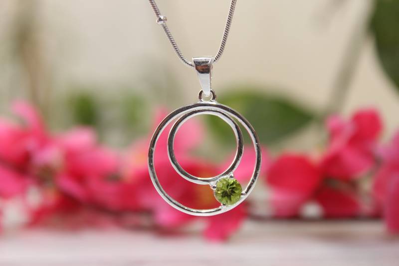 Natürlicher Peridot Anhänger Sterling Silber Doppelkreis, August Geburtsstein von PoonamArtsNJewels