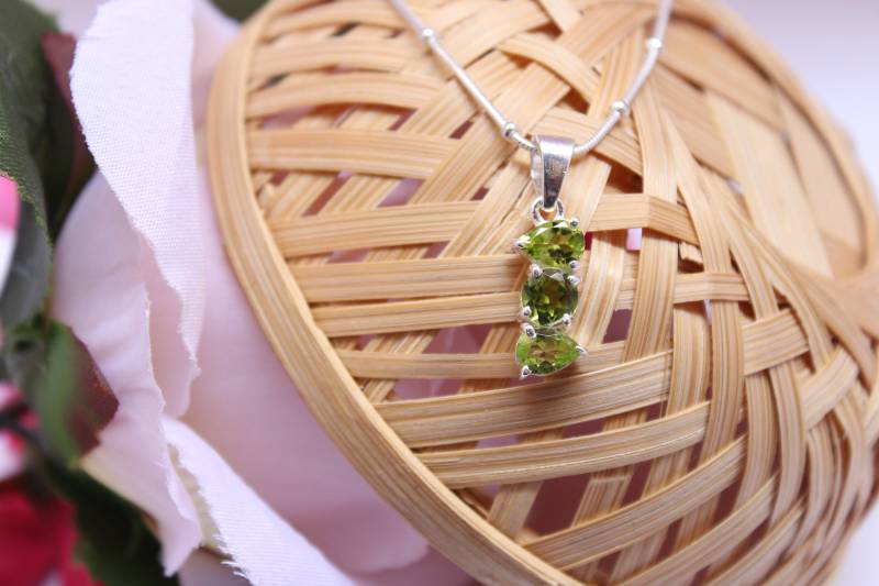 Peridot Anhänger Halskette Sterling Silber Drei-Stein-Charme von PoonamArtsNJewels