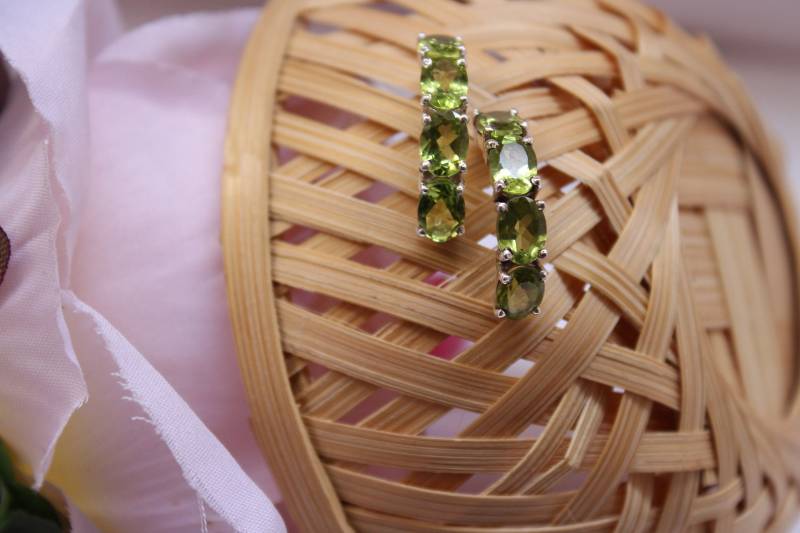 Peridot Ohrstecker Sterlingsilber Halbreifen, August Geburtsstein von PoonamArtsNJewels