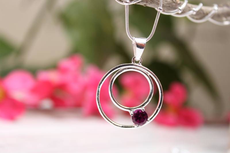Rhodolith Granat Sterlingsilber Anhänger Handgemachtes Zwei Kreis Design von PoonamArtsNJewels
