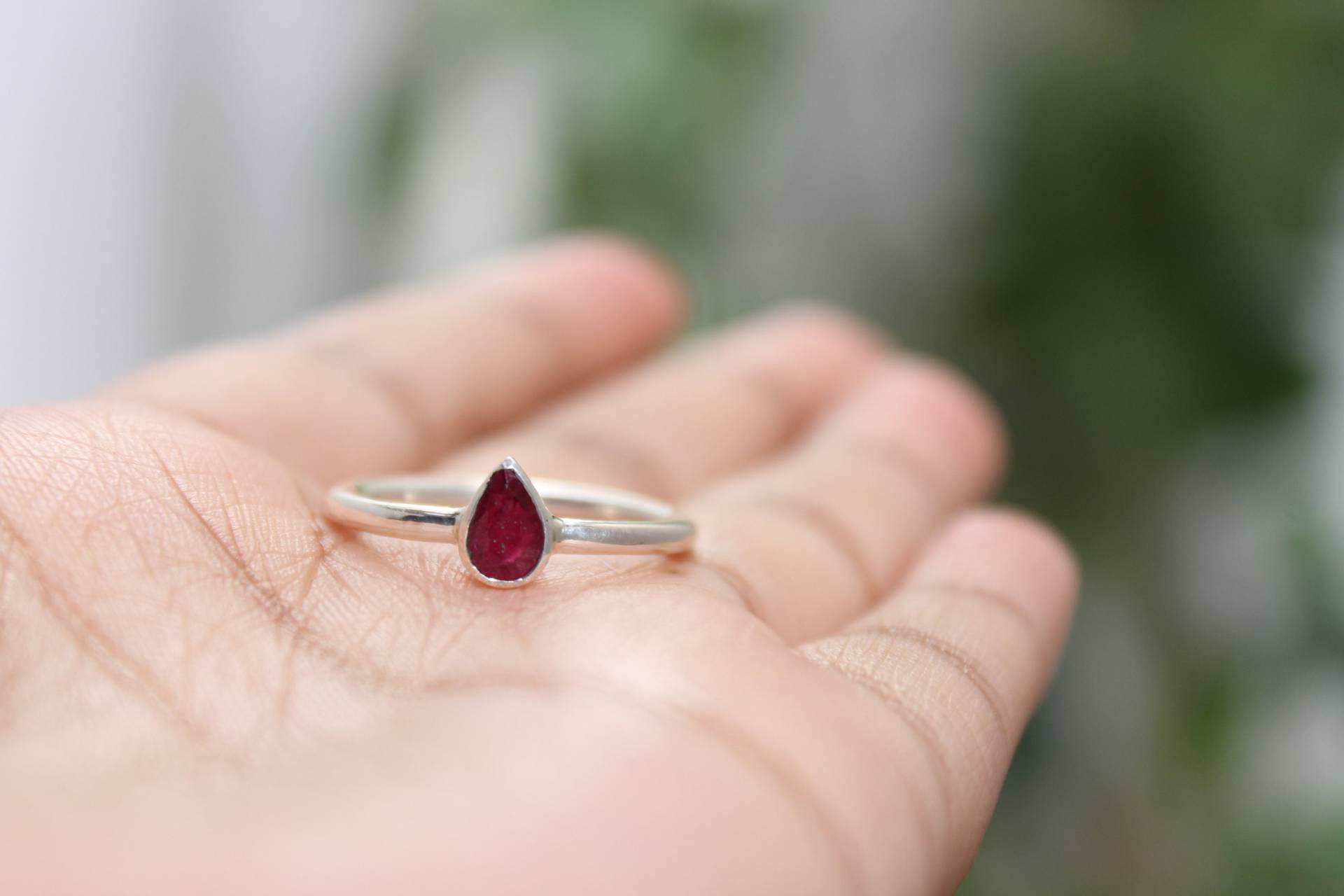 Rubin Tropfenschliff Sterling Silber Solitär, Juli Geburtsstein von PoonamArtsNJewels