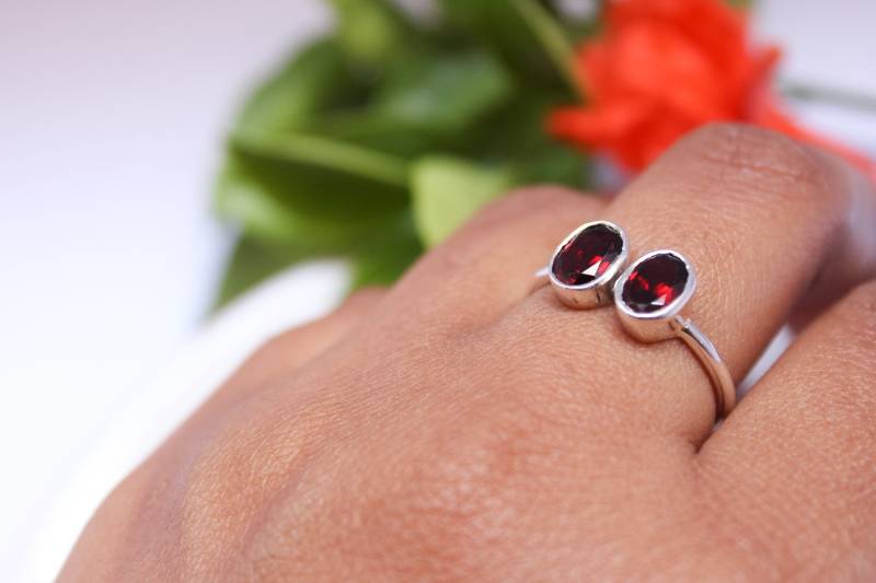 Silberring Mit Rotem Granat Handgefertigter Ovaler Edelstein von PoonamArtsNJewels