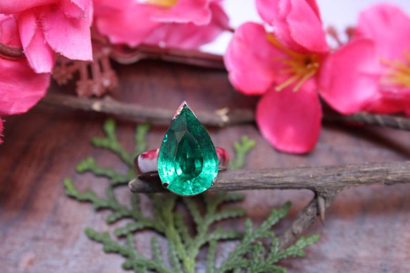 Smaragdgrüne Birne Ring Lab Made Mai Birthstone, Sterling Silber-Overlay von PoonamArtsNJewels