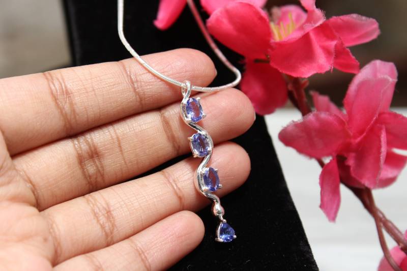 Tansanit Sterlingsilber Anhänger Birne & Edelstein Im Ovalschliff von PoonamArtsNJewels