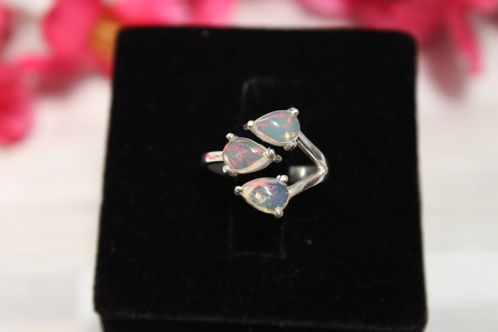 Weißer Opal Pear Ring Sterling Silber Drei Stein Verlobungsring von PoonamArtsNJewels