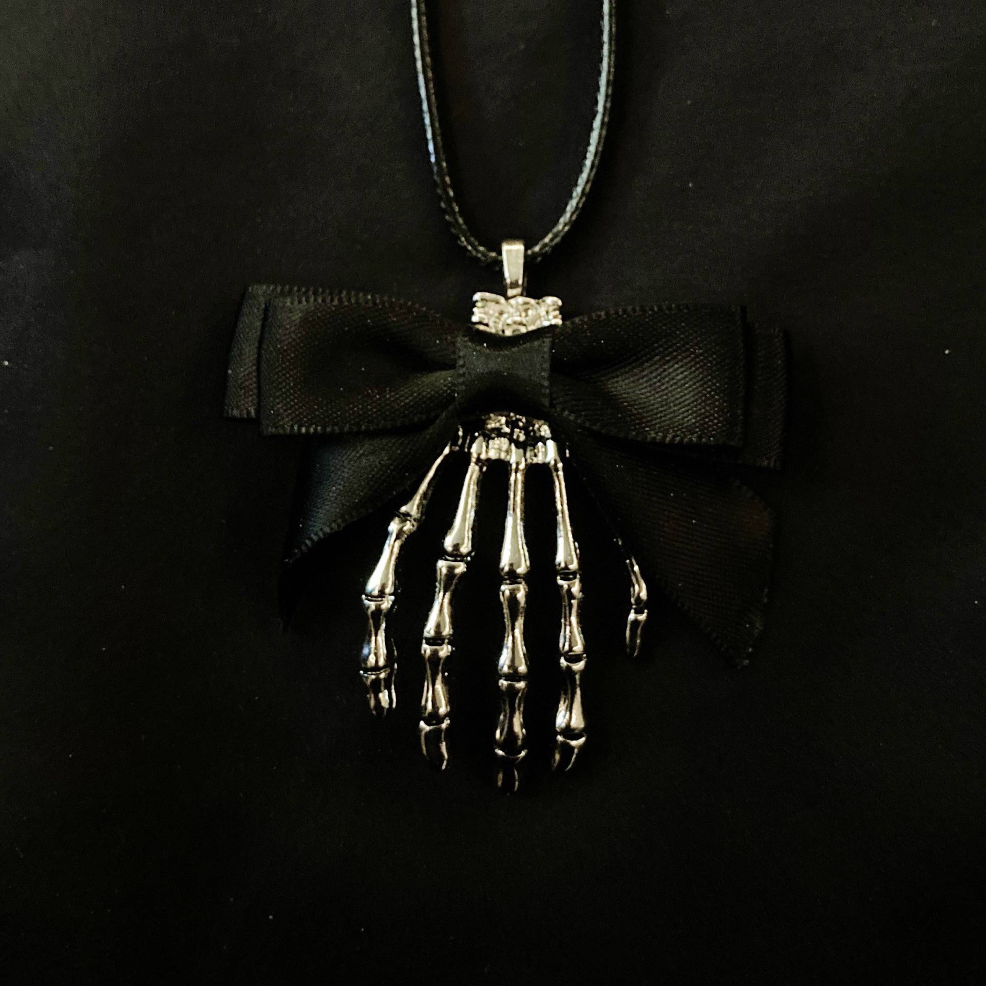 Skeleton Hand, Schwarze Schleife, Bogen Halskette, Silber Hand Skull Black Ribbon von PopBangBoom