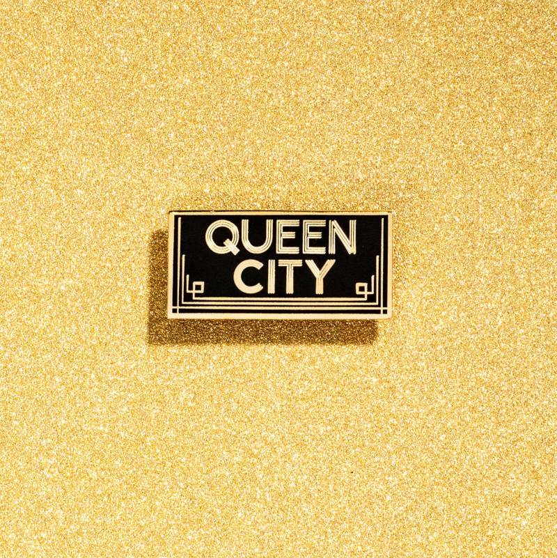 Queen City Emaille-Pin Queen City Emaille-Pin von PopRocketCreations