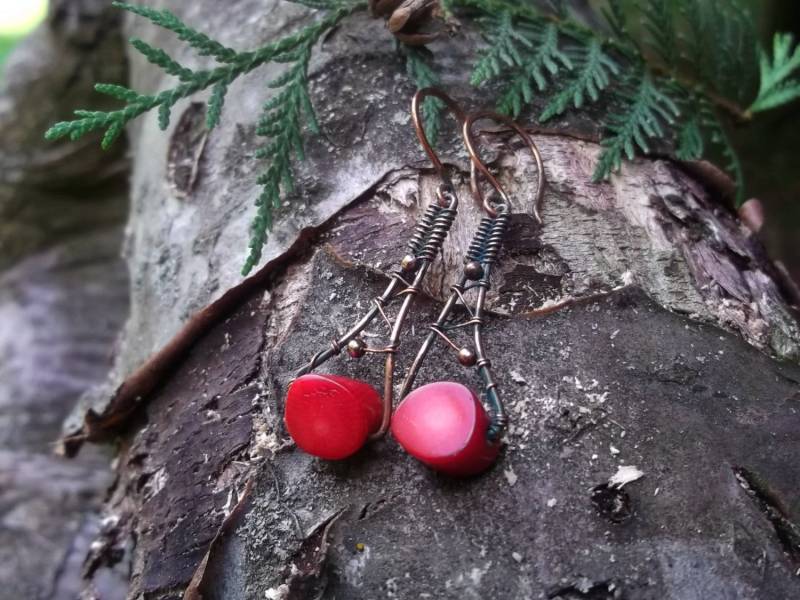 Kupferohrringe - Drahtarbeit Ohrringe Mit Koralle von PoppyArtJewerly