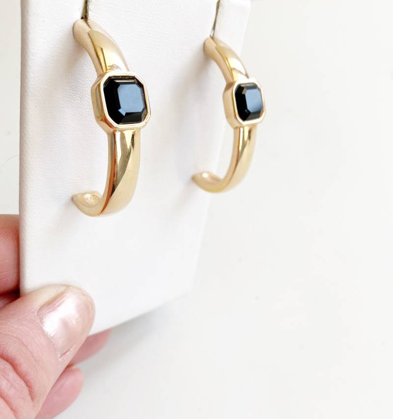 Vom Designer Signierte Halbe Creolen Aus Gold Und Schwarzem Strass von PoppyHillVintage