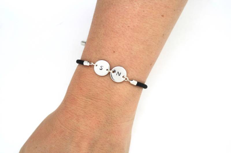 Doppel-Anfangs-Armband - Personalisiertes Armband Für Paare Mit 2 Handgestempelten Anfangsscheiben von PoppyKittenJewellery