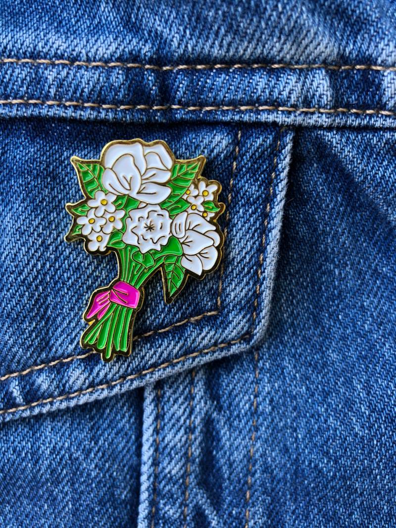 Braut Bouquet Pin, Emaille Hochzeit Party Pins, Bachelorette Geschenk Für Braut, Junggesellinnenabschied Abzeichen, Pin Badge von PoppyLanePrintables