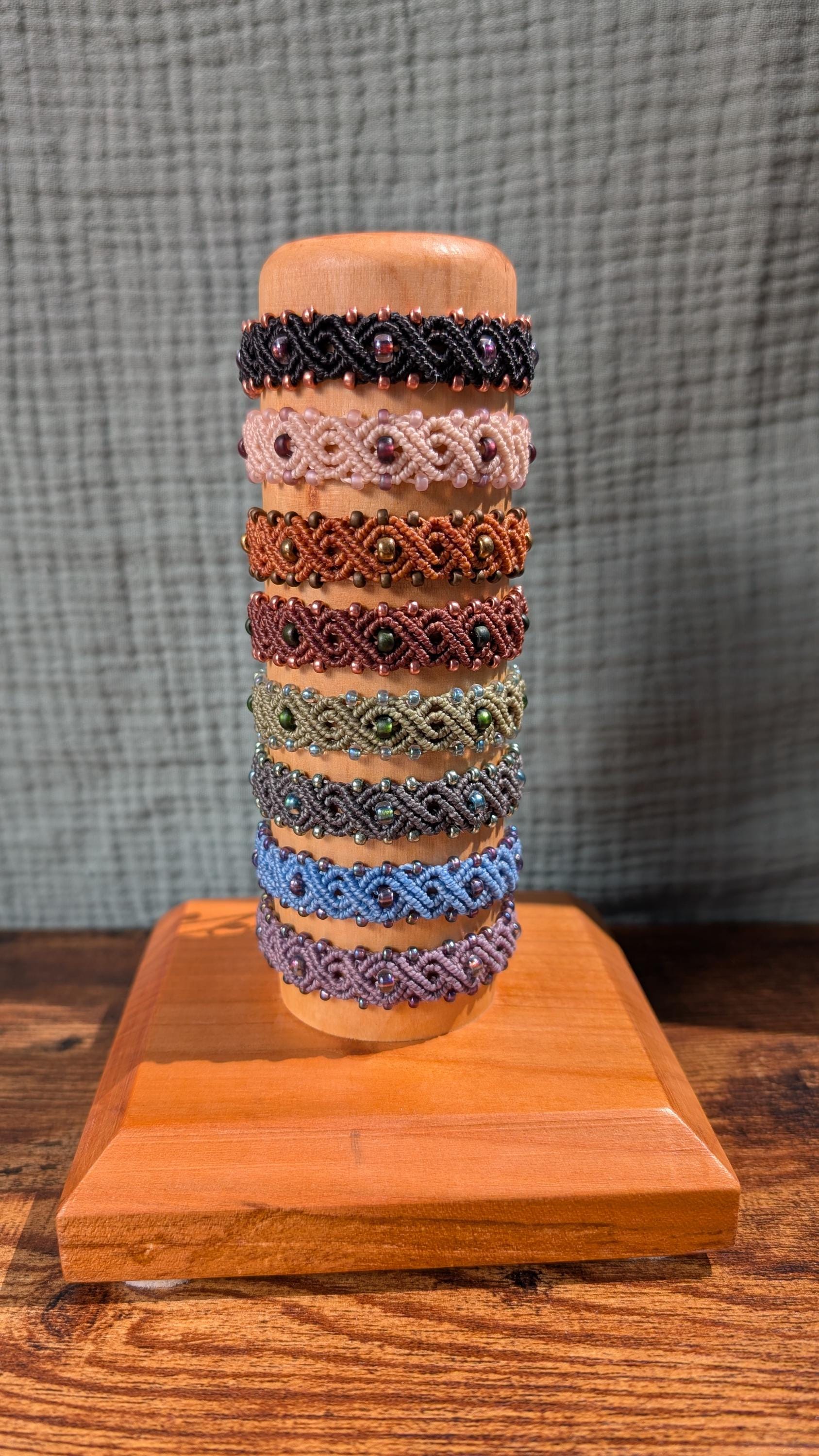 Handgemachtes Makramee Armband Aus Linhasita Garn Und Miyuki Perlen von PoppyPoltergoat