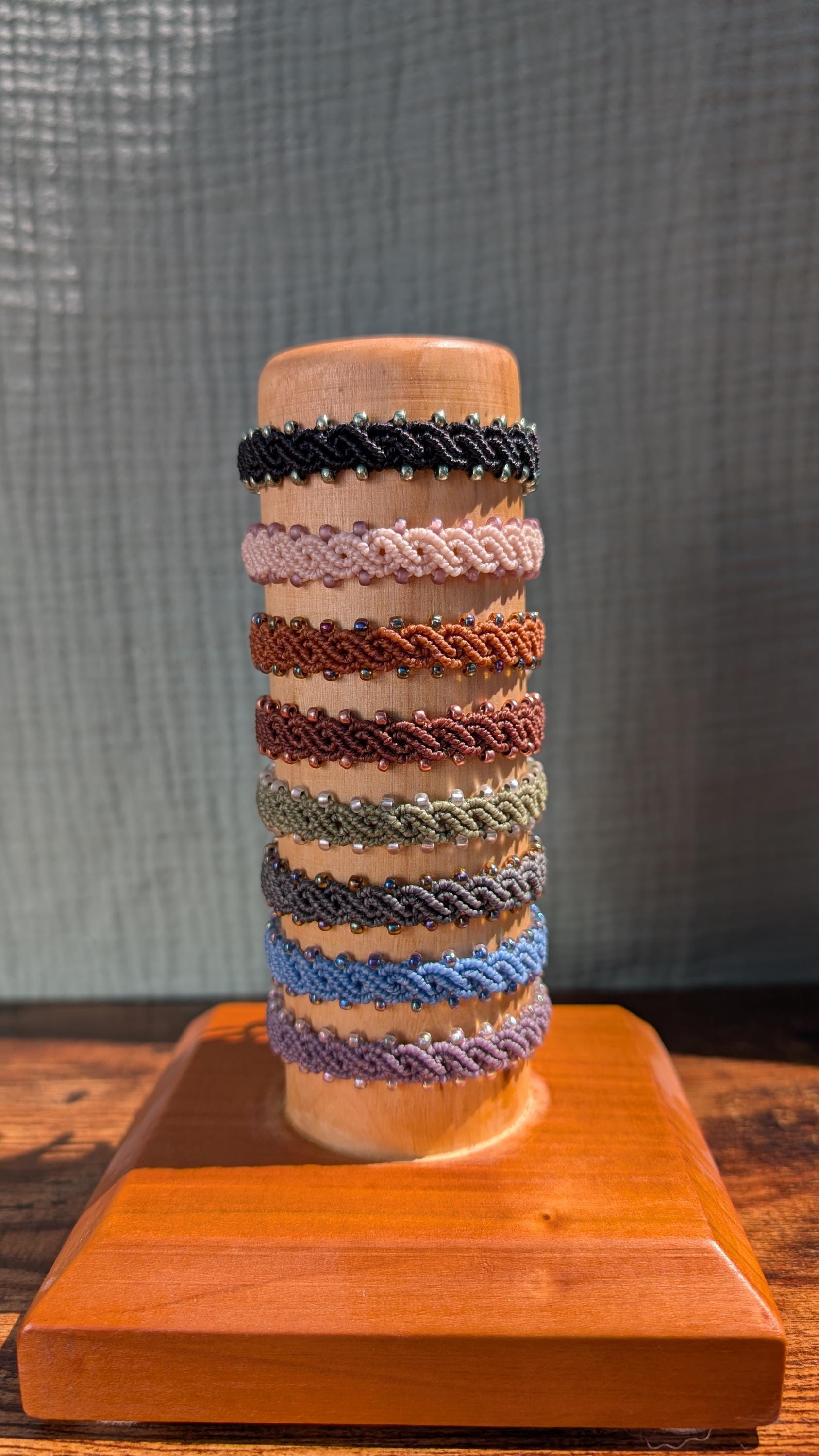 Handgemachtes Makramee Armband Aus Linhasita Garn Und Miyuki Perlen von PoppyPoltergoat