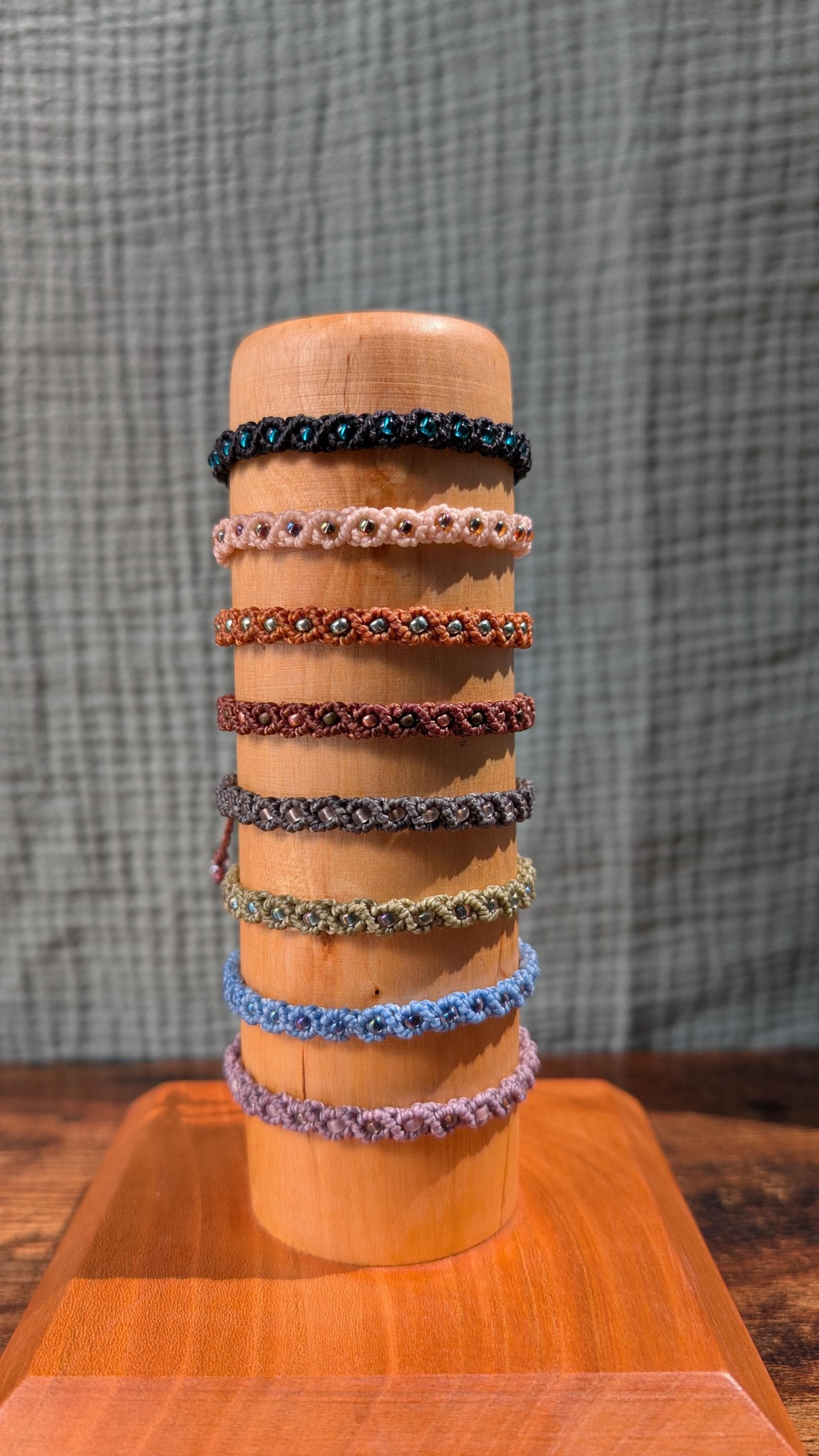 Handgemachtes Makramee Armband Aus Linhasita Garn Und Miyuki Perlen von PoppyPoltergoat