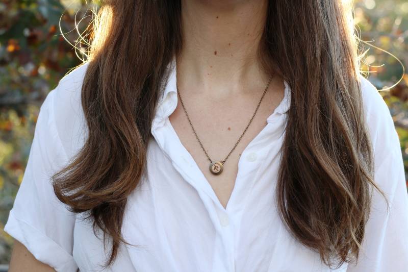 Bestickte Initiale Halskette - Handbestickt, Buchstabe, Initiale, Personalisiert, Brautjungfern Geschenk Bestickte Initiale Halskette - Handbestickt, Buchstabe, Initiale, Personalisiert, Brautjungfern Geschenk von PoppyandFern