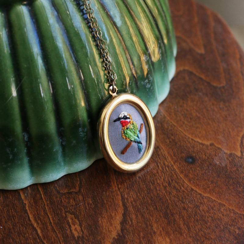 Bienenfresser - Handgestickte Halskette, Vogel, Bunt von PoppyandFern