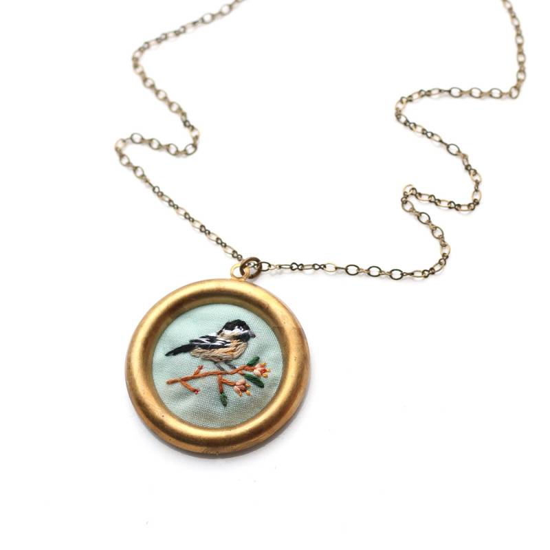 Chickadee - Hand Gestickte Halskette, Zart, Vogel, Zweig Chickadee - Hand Gestickte Halskette, Zart, Vogel, Zweig von PoppyandFern