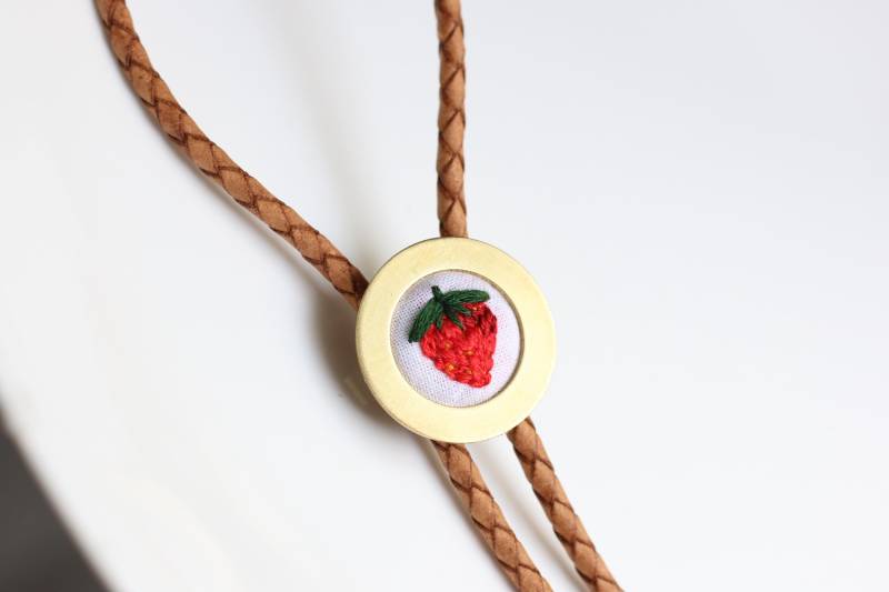 Erdbeere - Handbestickte Krawatte von PoppyandFern