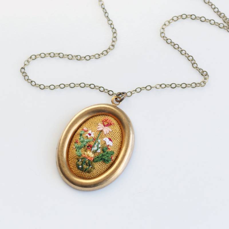 Kaktus Strauß-Hand Gestickte Halskette, Wüste, Zart, Kakteen, Blumen von PoppyandFern