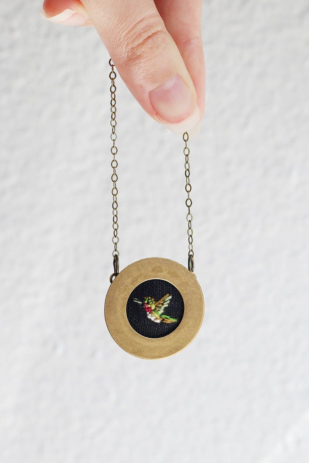 Kolibri - Hand Gestickte Halskette, Miniatur, Vogel, Waldland Kolibri - Hand Gestickte Halskette, Miniatur, Vogel, Waldland von PoppyandFern