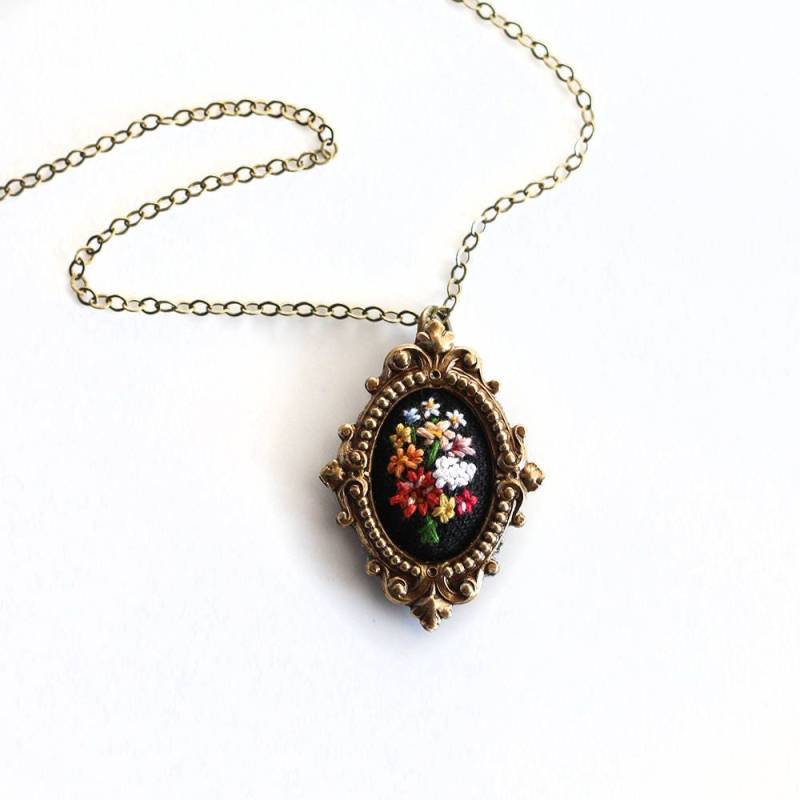 Lil Bauer Markt Strauß Nr. 6 - Hand Bestickt Halskette, Sommer, Regenbogen, Blumen, Zinnien, Queen Anne Es Lace von PoppyandFern