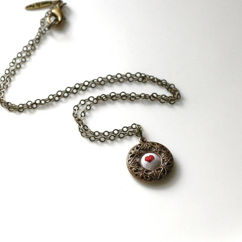 Mein Herz Ist Ihr - Hand Bestickt Halskette, Herz, Winzig, Geschenk, Liebe, Rot Mein Herz Ist Ihr - Hand Bestickt Halskette, Herz, Winzig, Geschenk, Liebe, Rot von PoppyandFern