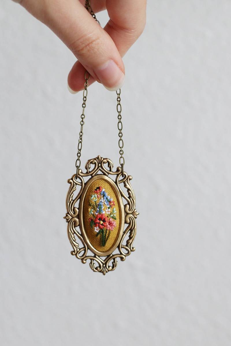 Mohn Und Rittersporn-Hand Bestickt Halskette, Senf Gelb, Blumen, Wildblumen, Rot, Blau von PoppyandFern