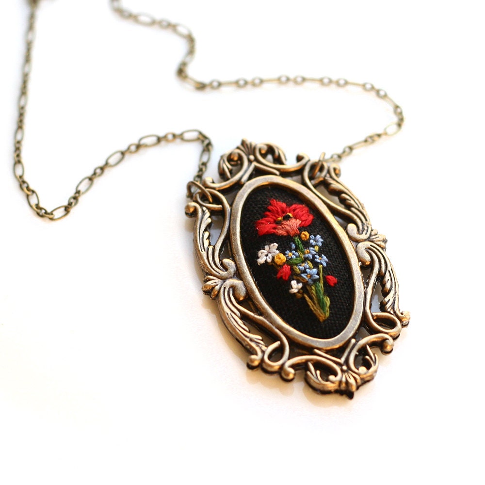 Mohn Und Vergissmeinnicht Vergissmeinnicht-Hand Bestickt, Kette, Schwarz, Blumen, Wildblumen, Rot, Blau, Gelb Mohn Und Vergissmeinnicht Vergissmeinnicht-Hand Bestickt, Kette, Schwarz, Blumen, Wildblumen, Rot, Blau, Gelb von PoppyandFern