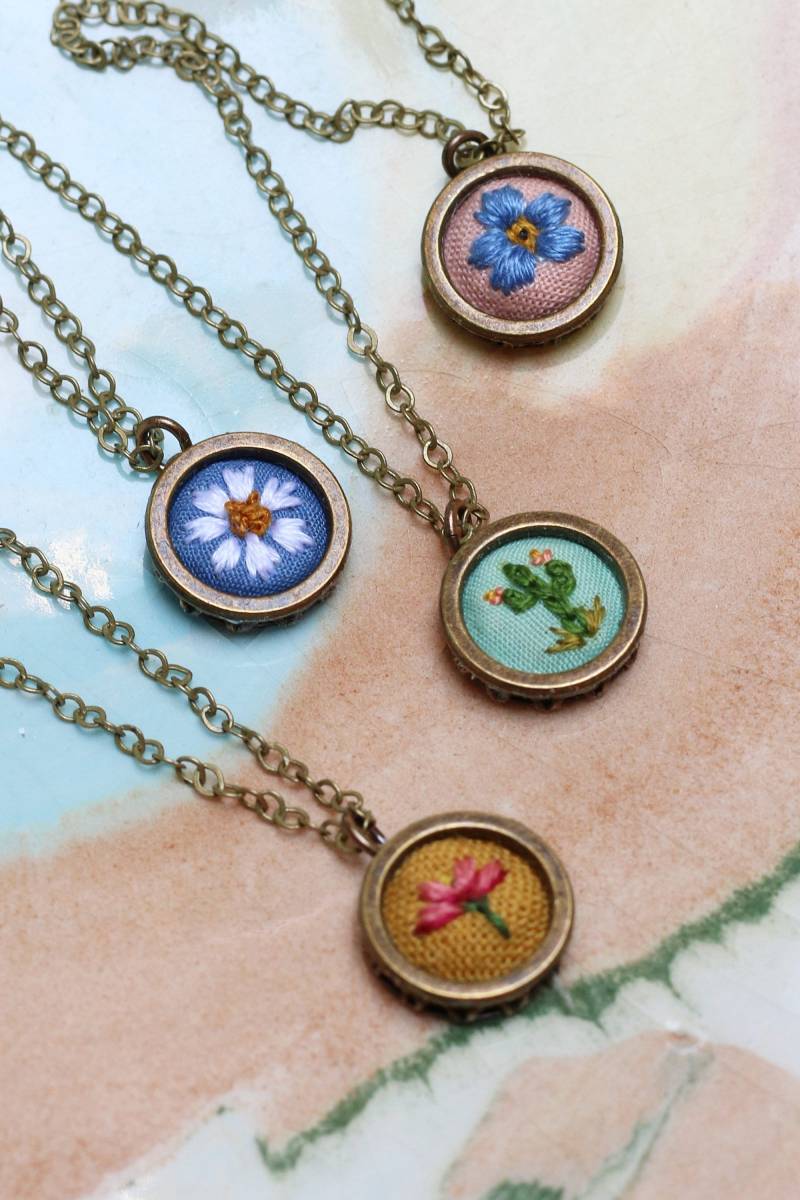 Halskette Mit Kleinem Anhänger, Handbestickt von PoppyandFern