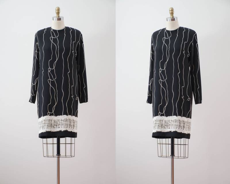Schwarz Weißes Abstraktes Minikleid | 80Er 90Er Vintage Liz Claidose Mod Modern Pop Art Langes Ärmel Etuikleid Mit Kringeloptik von PoppycockVintage