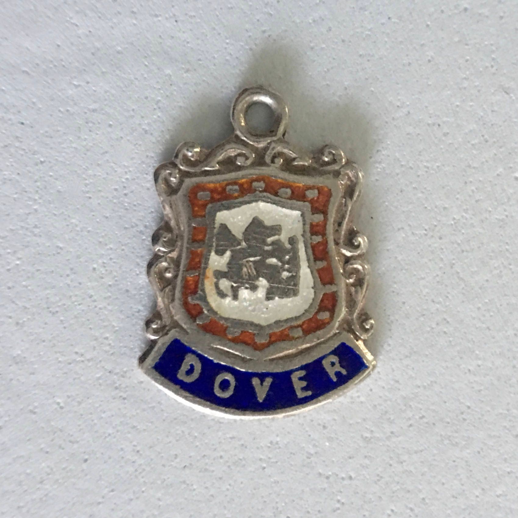 Dover Sterling Silber Und Emaille Vintage Reise Schild Charme Dover Sterling Silber Und Emaille Vintage Reise Schild Charme von PoppyseedHill