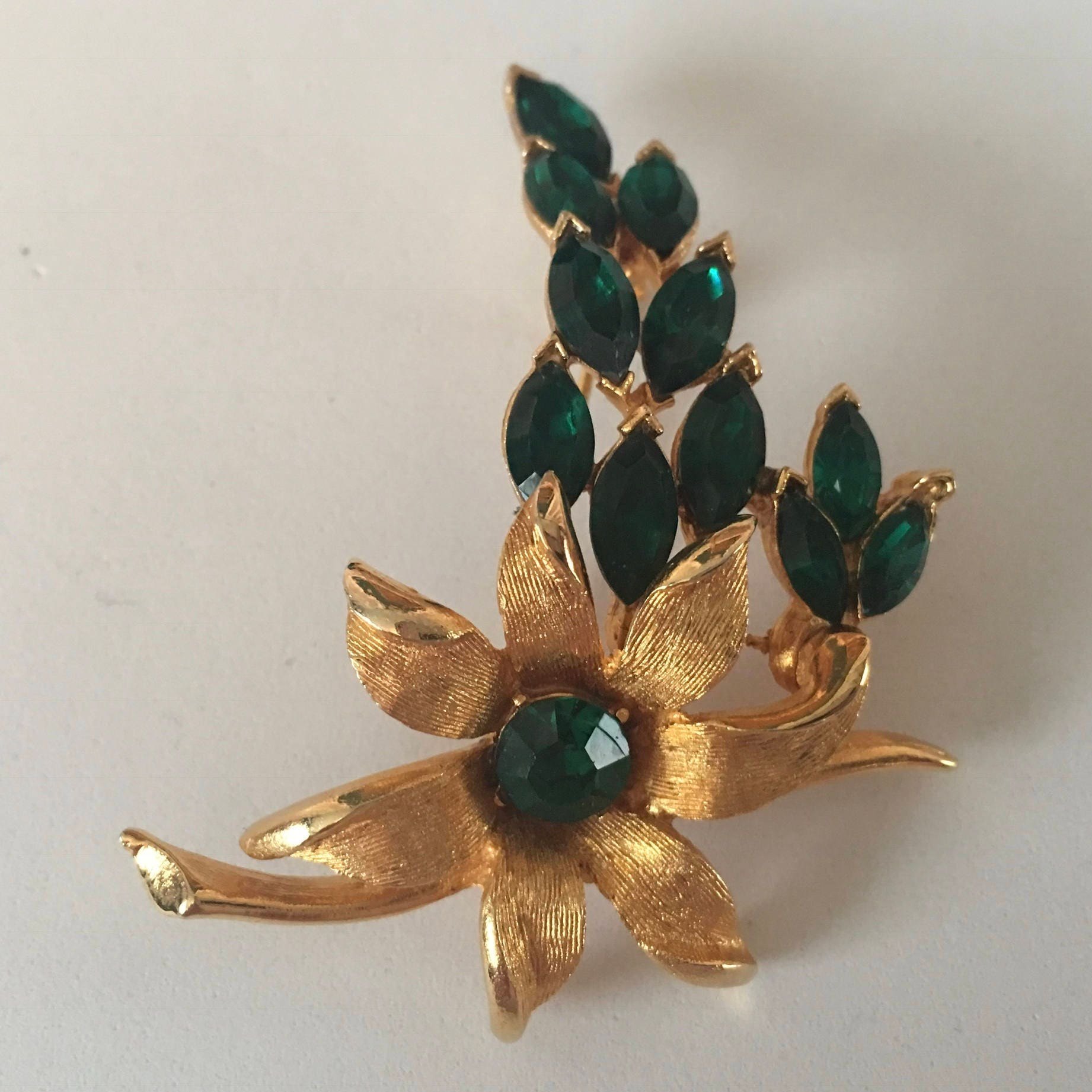 Vintage Mid-Century Gold Ton Blume Brosche Pin Mit Schönen Tiefgrün Marquise Und Runde Strass Vintage Mid-Century Gold Ton Blume Brosche Pin Mit Schönen Tiefgrün Marquise Und Runde Strass von PoppyseedHill