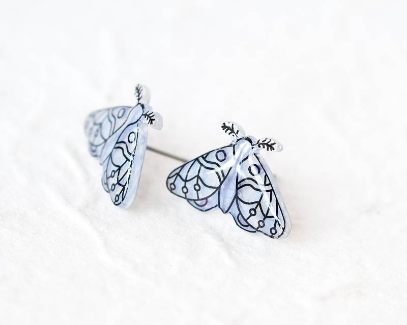Winterweiße Motten-Ohrstecker/Wunderliche Fairycore Gefrostete Weiße Schmetterlingsnaturohrringe von Poptone