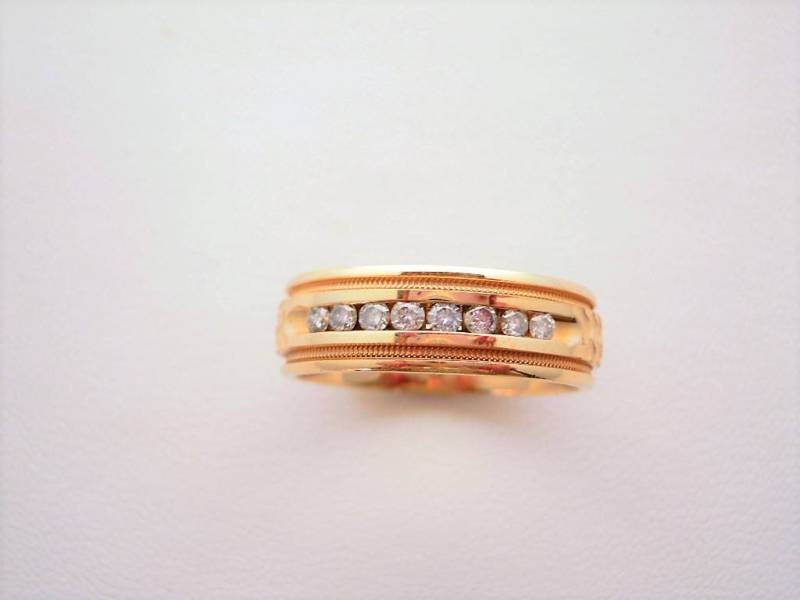 Diamant-Ehering in 14K Gelbgold Mit Hammerschlag-Finish von PopularGemsMiami