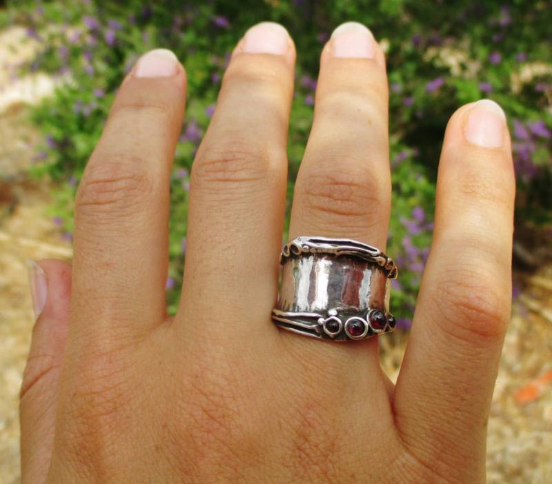 Gehämmerter Sterling Silber Granat Ring - Moderner Bandschmuck von Porans