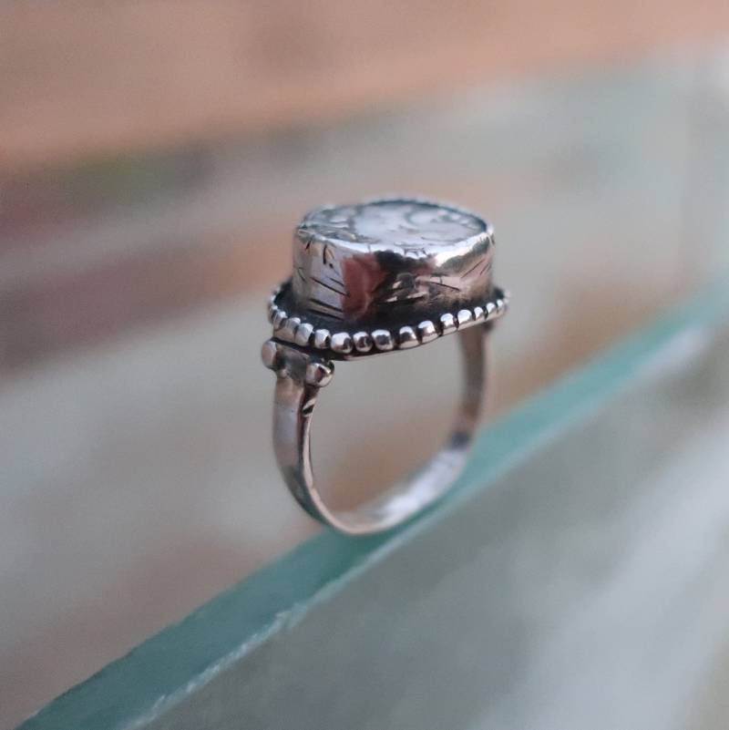 Handgefertigter Silber Münzring Für Frauen Statement Zierlicher Ring von Porans