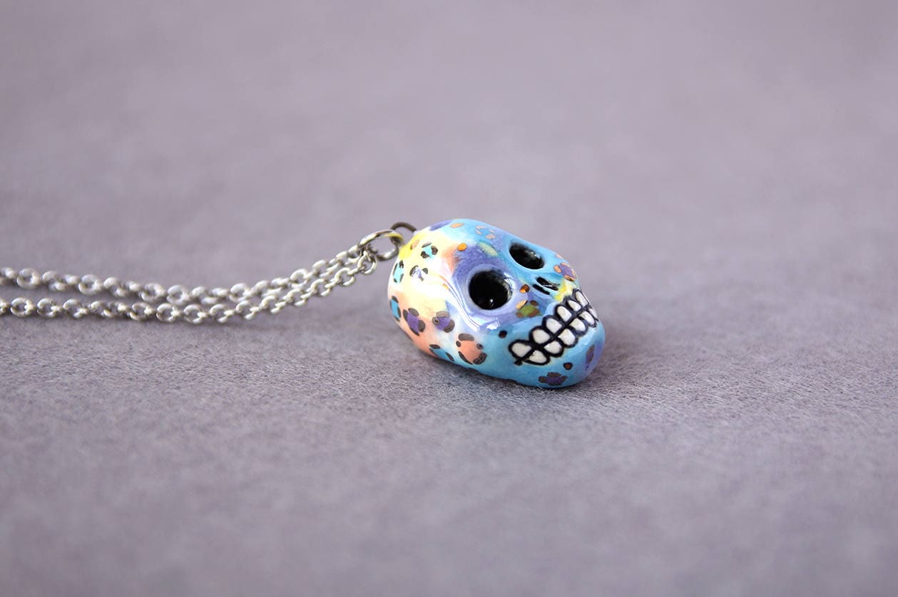 Leopard Print Halskette, Schädel Keramik Charme, Muster Schmuck, Süße Halloween-Schädelhalskette von PorcelainCreatures