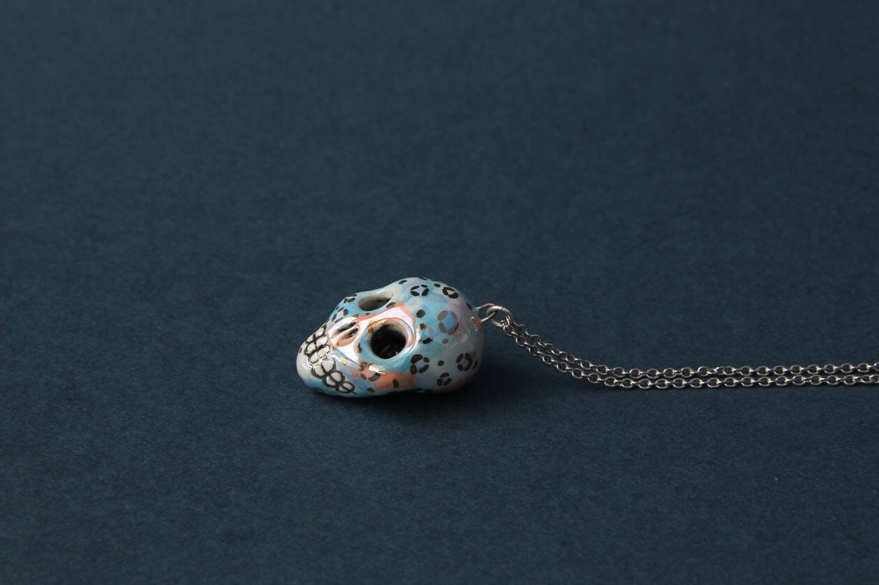 Schädel Halskette, Anhänger, Keramik Charme, Schmuck, Leopard Print Handgemachter Schädel, Schädel-Liebhaber-Geschenk, Einzigartiger Charme von PorcelainCreatures