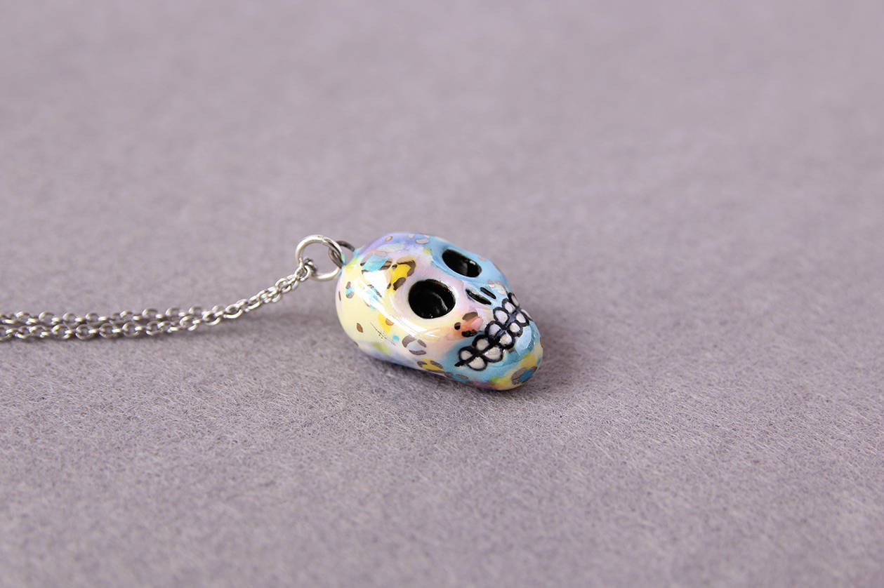 Schädel Halskette, Anhänger, Keramik Charme, Schmuck, Leopard Print Handgemachter Schädel, Schädel-Liebhaber-Geschenk, Einzigartiger Charme von PorcelainCreatures