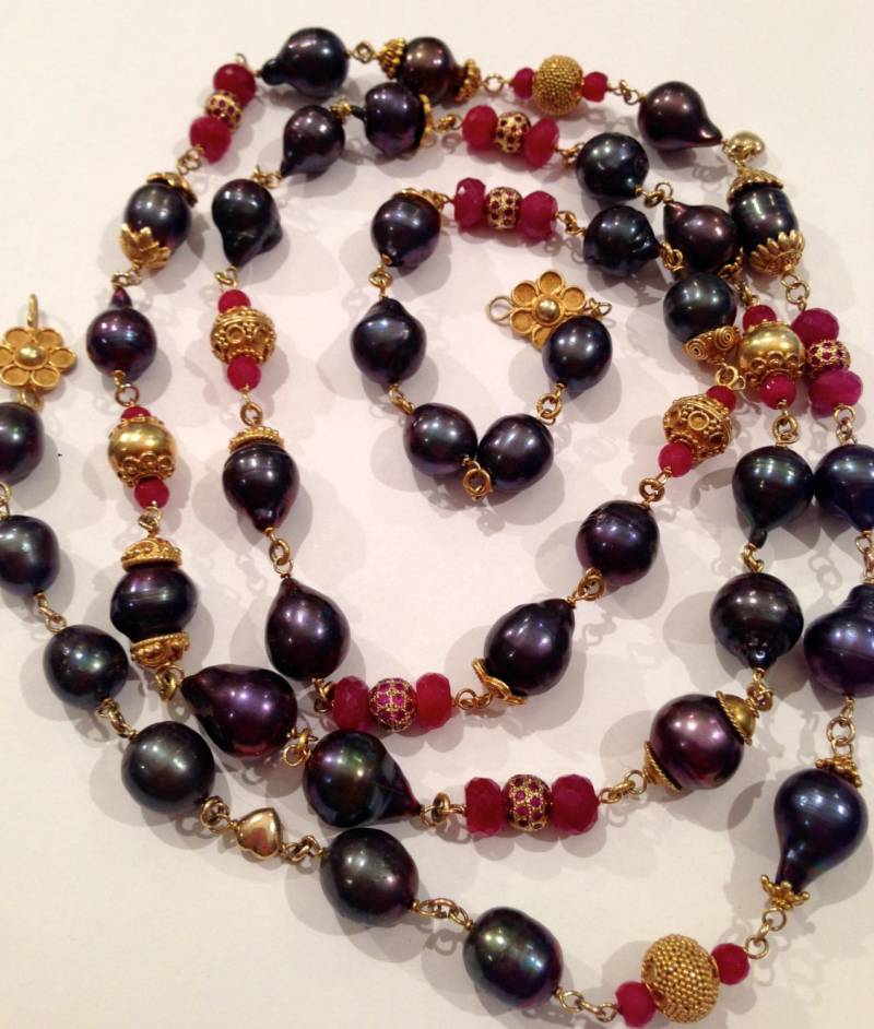 Barock Perlen Statement Kette Graue Perlen, Rubine, Gold Vermeil von PorcelainIndustry