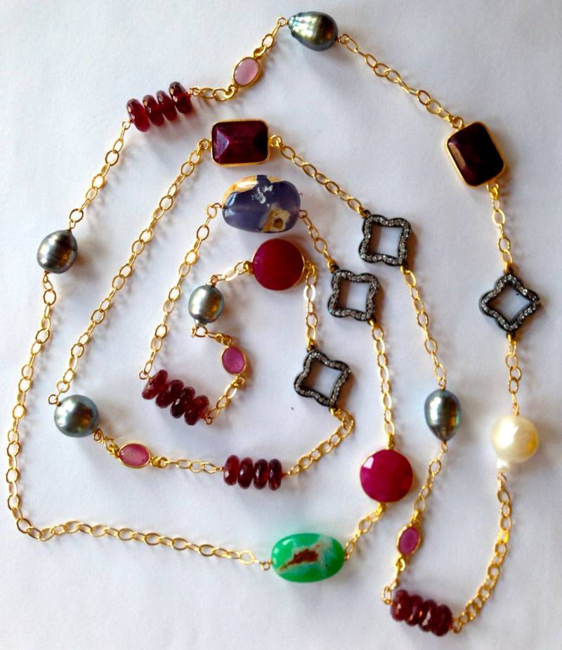 Tahitiperle Statement Kette Barockperle, Rhodolith & Gold Filled Kette von PorcelainIndustry