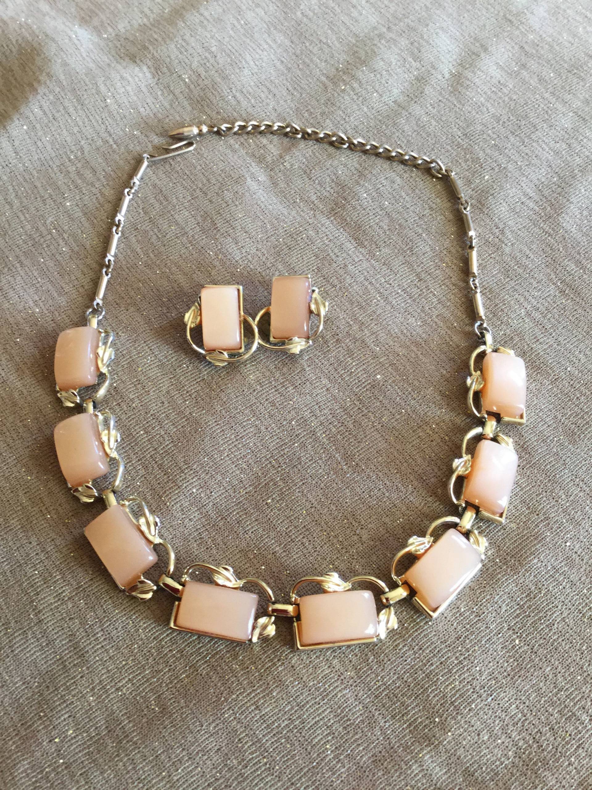 Coro Jahrgang Pfirsich Tan Oder Erröten Duroplast Lucite Goldton Halskette & Ohrringe 16" Länge 3/4" von PorchesandPetunias