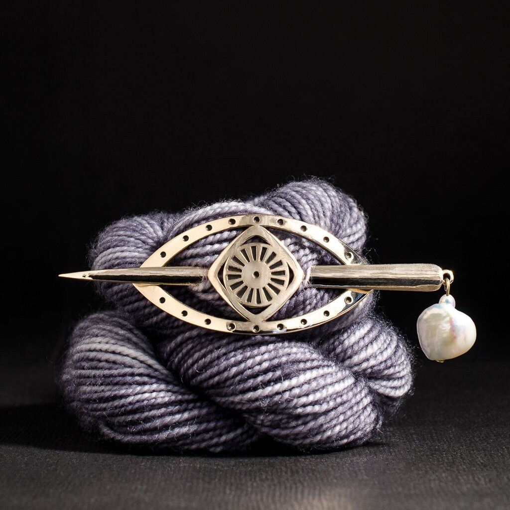 Porterness Studio Tränen Der Freude Bronze Schal Pin Mit Perle Tropfen von Porterness