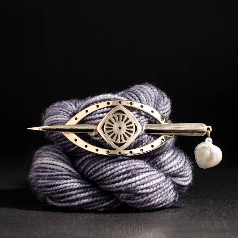 Porterness Studio Tränen Der Freude Bronze Schal Pin Mit Perle Tropfen von Porterness