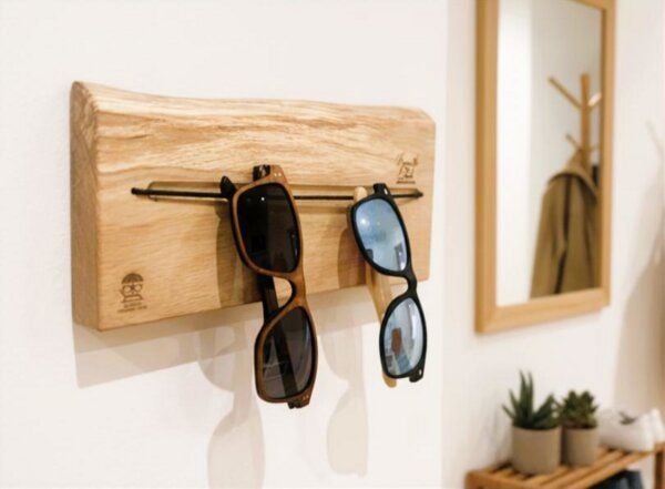 Portia by Callidus Designs Brillenhalter aus massiver Eiche mit Naturkante – Wandhalterung mit Gummiband für Brillen & Sonnenbrillen von Portia by Callidus Designs