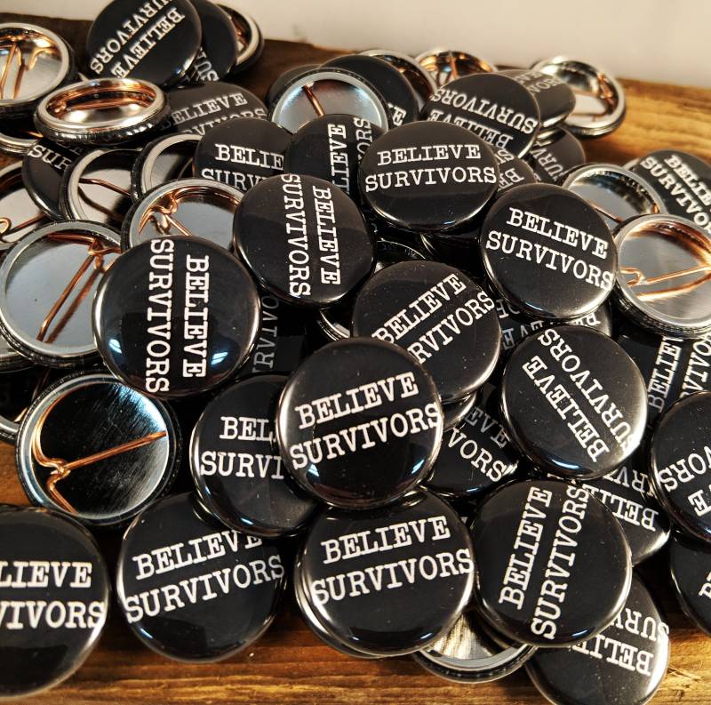 Believe Survivors Grab Bag 2, 5 cm Knöpfe - Menge 25, 50 Oder 100 von PortlandButtonWorks
