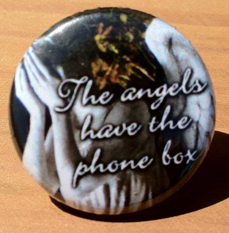 Die Engel Haben Für Die Telefonzelle - Button, Magnet Oder Flaschenöffner | 3 Verschiedene Größen von PortlandButtonWorks