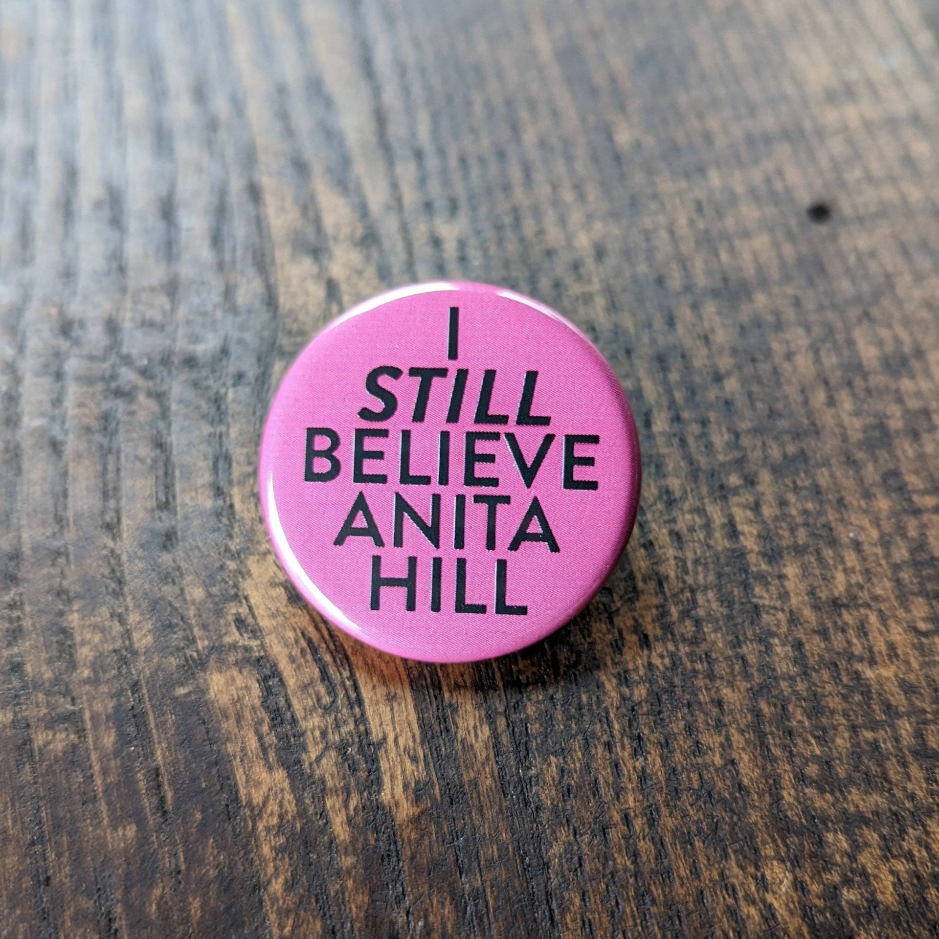 I Still Beleive Anita Hill Anstecknadel von PortlandButtonWorks