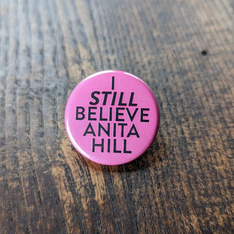 I Still Beleive Anita Hill Anstecknadel von PortlandButtonWorks